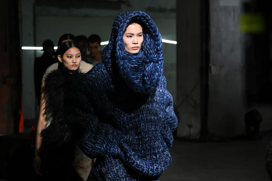 Jakie swetry są teraz modne – najnowsze trendy, które musisz znać