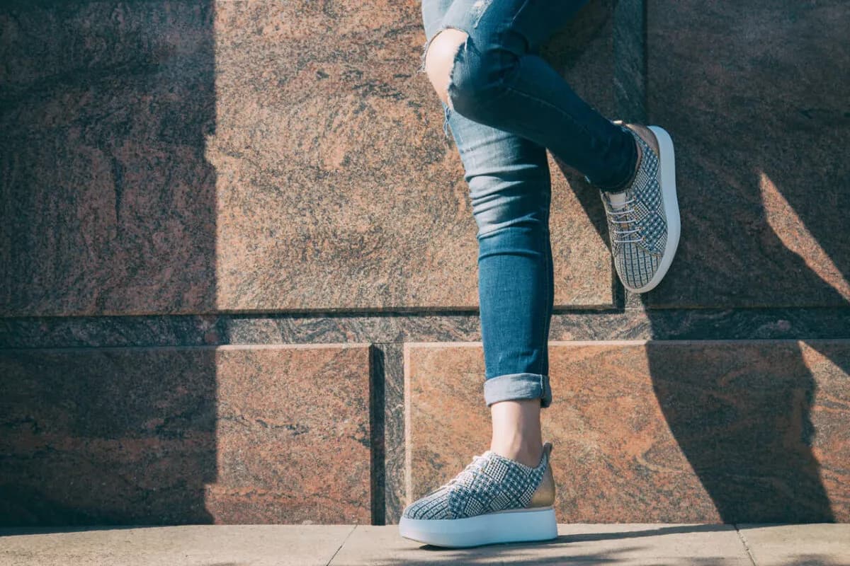 Jak modnie podwinąć spodnie, aby wyglądać stylowo i schludnie