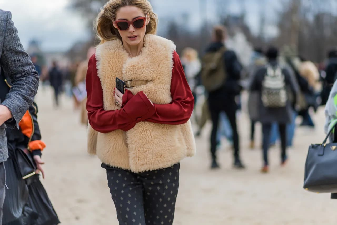 Czy futrzane kamizelki są modne? Oto stylowe pomysły na sezon