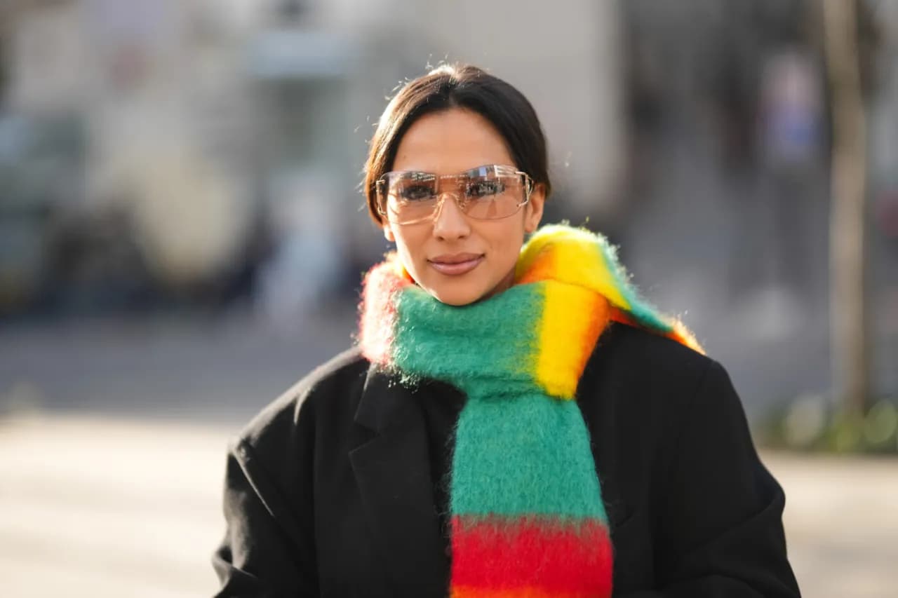 Jakie szale są modne: trendy, kolory i wzory na sezon jesień-zima