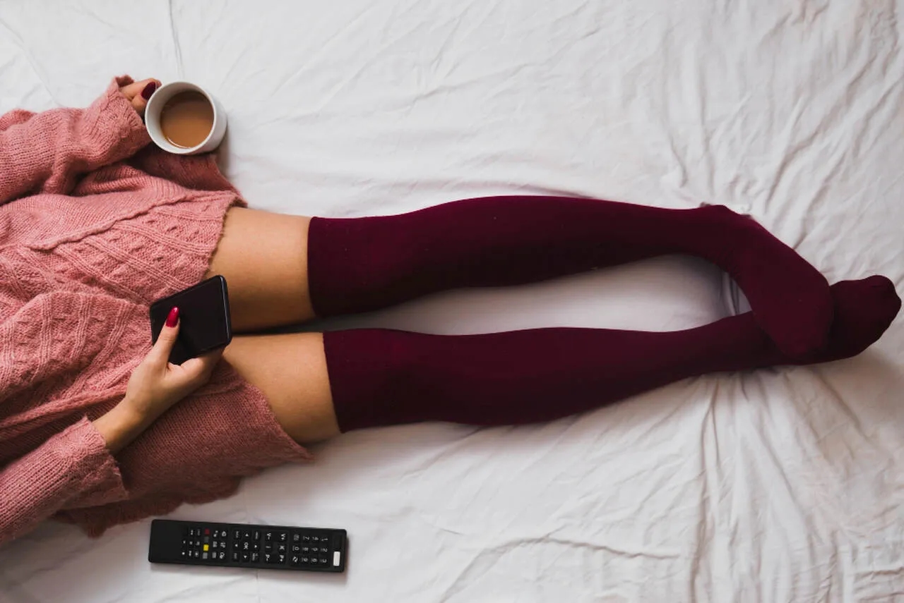 Stylizacje z zakolanówkami, które odmienią Twój look na każdą okazję