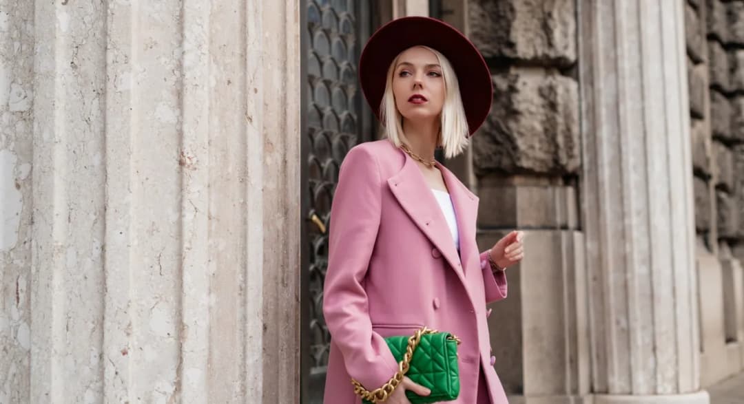 Stylizacje z marynarką pudrowy róż – odkryj idealne połączenia