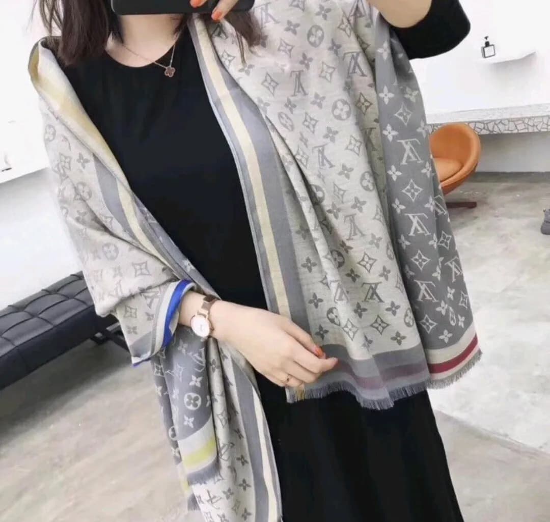 Ile kosztuje szalik Louis Vuitton? Ceny i modele, które zaskakują