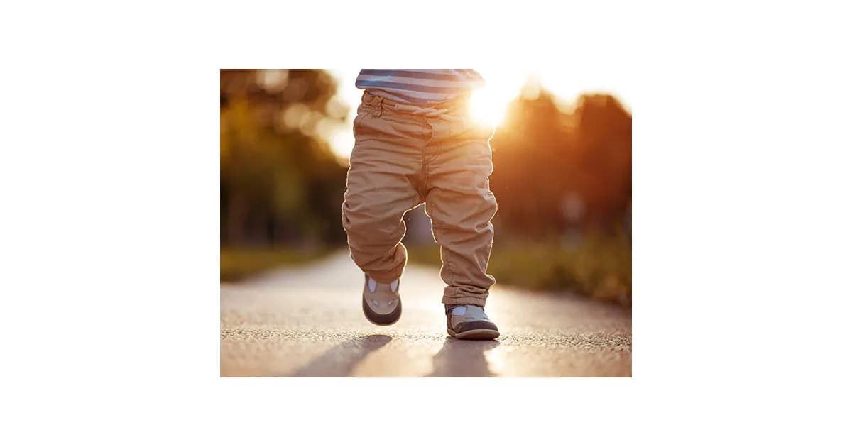 Kiedy kupić pierwsze buty? Kluczowe momenty, które musisz znać