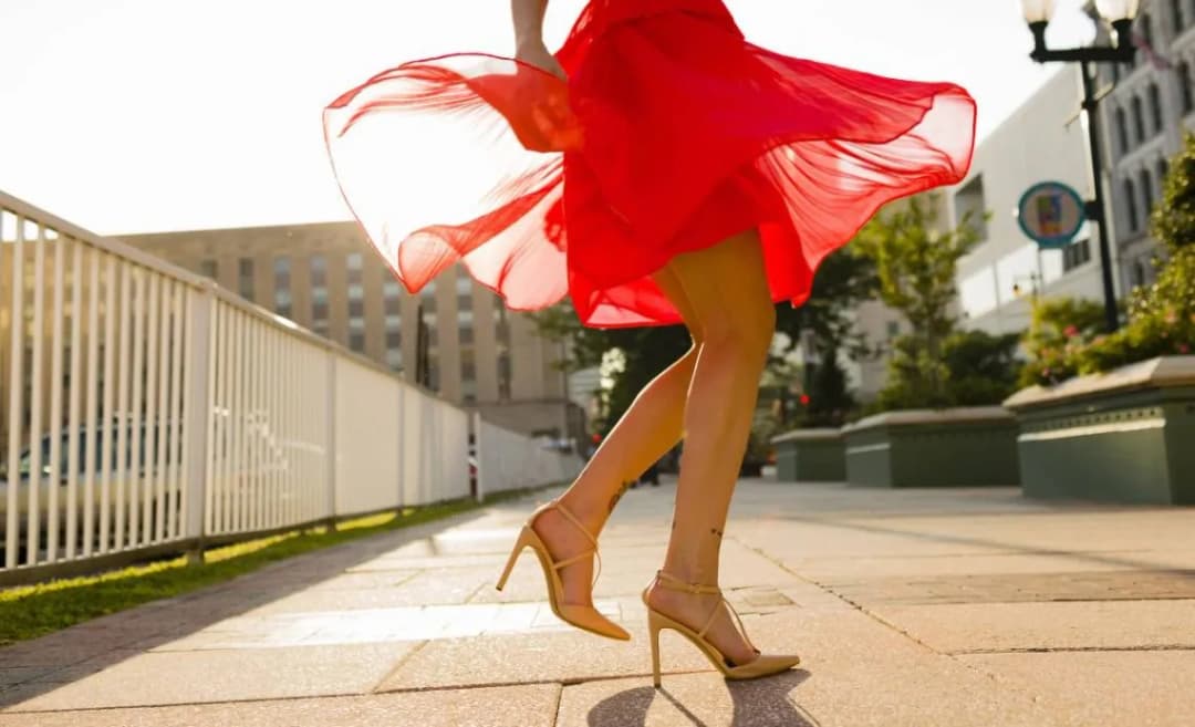 Jak chodzić w szpilkach bez bólu – sprawdzone techniki i porady