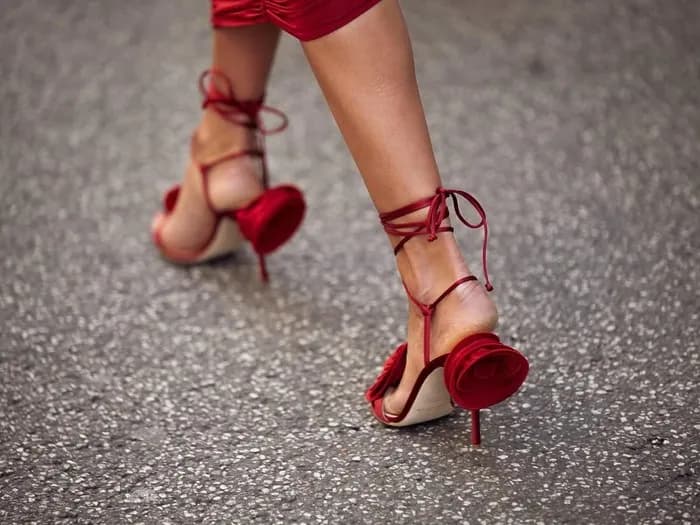 Jakie szpilki do czerwonej sukienki – unikaj modowych wpadek
