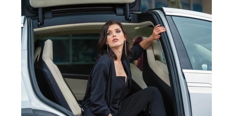 Elegancka kobieca stylizacja: stwórz idealny look na każdą okazję